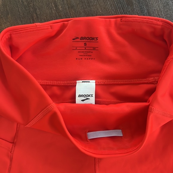 Brooks Method 8” Shorts - Picture 2 of 2